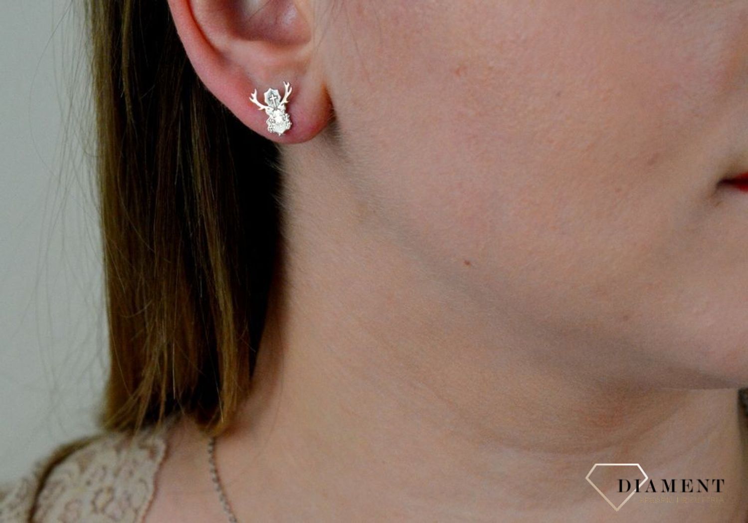 Srebrne kolczyki na sztyft 'Jeleń Św Huberta' KR R552-ROD.jpg